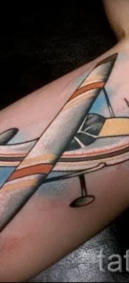 Repülőgépes tetoválás fotója egy cikkhez a tetoválás jelentéséről repülővel - tatufoto.ru - 59