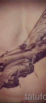 Repülőgépes tetoválás fényképe egy repülővel készült tetoválás jelentéséről szóló cikkhez - tatufoto.ru - 50