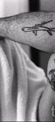Repülőgépes tetoválás fényképe egy repülővel készült tetoválás jelentéséről szóló cikkhez - tatufoto.ru - 46