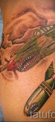 Repülőgépes tetoválás fényképe egy repülővel készült tetoválás jelentéséről szóló cikkhez - tatufoto.ru - 44