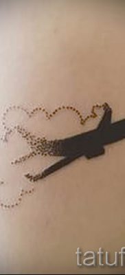 Repülőgépes tetoválás fényképe egy repülővel készült tetoválás jelentéséről szóló cikkhez - tatufoto.ru - 37