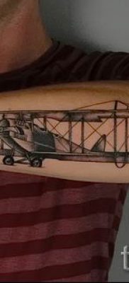 Repülőgépes tetoválás fényképe egy repülővel készült tetoválás jelentéséről szóló cikkhez - tatufoto.ru - 31