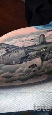 Repülőgépes tetoválás fényképe egy repülővel készült tetoválás jelentéséről szóló cikkhez - tatufoto.ru - 30