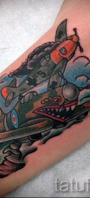 Repülőgépes tetoválás fényképe egy repülővel készült tetoválás jelentéséről szóló cikkhez - tatufoto.ru - 29