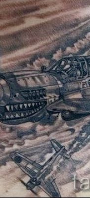 Repülőgépes tetoválás fényképe egy repülővel készült tetoválás jelentéséről szóló cikkhez - tatufoto.ru - 25
