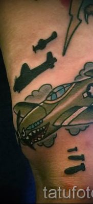 Fénykép egy repülőgép tetoválásról egy cikkhez a repülőgépes tetoválás jelentéséről - tatufoto.ru - 12