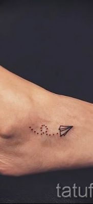 Repülőgépes tetoválás fényképe egy repülővel készült tetoválás jelentéséről szóló cikkhez - tatufoto.ru - 5