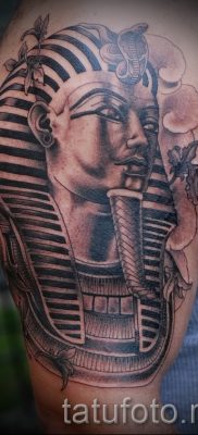 A szfinx tetoválás egyedi változata - a szárnyas tetoválással rendelkező szfinxhez használható