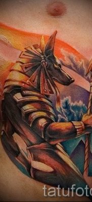 A szfinx tetoválás stílusos változata - szfinx tetováláshoz használható a lábán