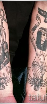 A szfinx tetoválás egyedi változata - tetováláshoz használható egy színes macska szfinx vállán