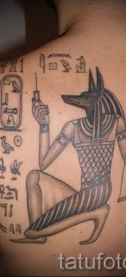 A szfinx tetoválás hűvös változata - a szárnyas tetoválással rendelkező szfinxhez használható