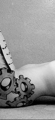 fotó egy fogaskerék tetoválásról, kelt 2017.08.08., №075 - fogaskerék tetoválás -