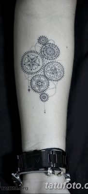 fotó egy fogaskerék tetoválásról, kelt 2017.08.01., №077 - fogaskerék tetoválás -