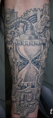 fotó egy fogaskerék tetoválásról, kelt 2017.08.01., 115 - Fogaskerék tetoválás -