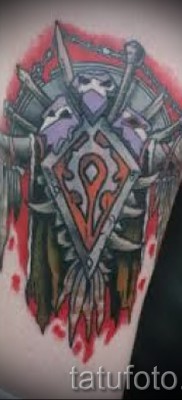 Fotó egy tetoválásról egy szörnypajzsról a lábak alján