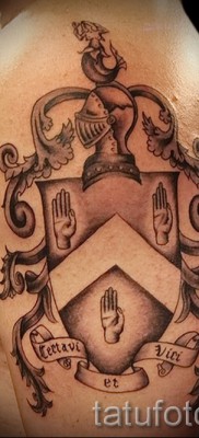 Fotó pajzs és sisak tetoválásról - a vállán