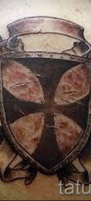 Fotó tetováló pajzsról és négy szablyáról