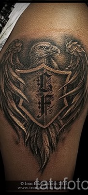 menő tetoválás pajzzsal és sas
