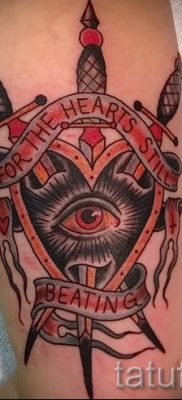 Egy érdekes pajzs- és kardtetoválás változata a pajzs történetéről szóló publikációhoz kardtetoválással