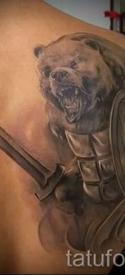 Fotó a hűvös pajzsról és kardtetoválásról a pajzs és kard tetoválás jelentéséről