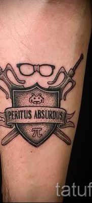 Fotó egy sikeres pajzs és kard tetoválásról egy cikkhez, amely a kard tetoválással ellátott pajzs jelentését tartalmazza