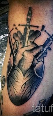 Sikeres pajzs- és kardtetoválás fényképe a karddal tetovált pajzs jelentéséről szóló jegyzetekhez