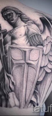 Fotó egy érdekes tetováló pajzsról és kardról, amelyet közzé kell tenni a karddal ellátott tetoválópajzs értelmezéséről