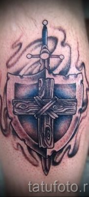Hűvös tetoválópajzs és kard rajzolása közzétételre a karddal készült tetováláspajzs jelentéséről
