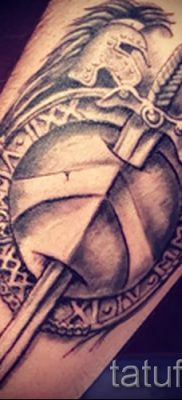 Pajzs és kard sikeres tetoválásának rajza a tetováló pajzs karddal történő értelmezéséhez