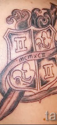 A pajzs és a kard érdekes tetoválásának változata egy cikkhez, amely a karddal ellátott pajzs tetoválásának jelentését tartalmazza
