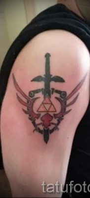 Fénykép egy érdekes pajzs és kard tetoválásról, amelyet közzé kell tenni a kard tetoválással ellátott pajzs jelentéséről