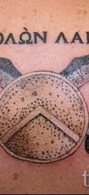 Hűvös pajzs és kard tetoválás változata a pajzs és kard tetoválás történetéről