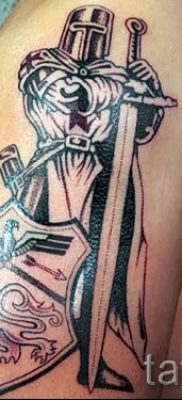 A pajzs és a kard sikeres tetoválásának ötlete a tetováló pajzs karddal történő értelmezéséhez