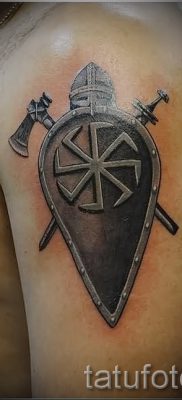 Fotó a pajzs és a kard sikeres tetoválásáról a karddal készült pajzs tetoválás történetéről