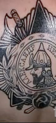 A pajzs és a kard érdekes tetoválásának ötlete egy cikkhez, amely a karddal ellátott pajzs tetoválásának értelmezéséről szól
