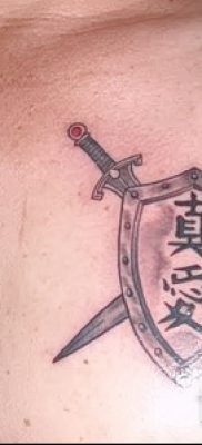 A pajzs és a kard sikeres tetoválásának változata a karddal ellátott pajzs tetoválásának történetéről