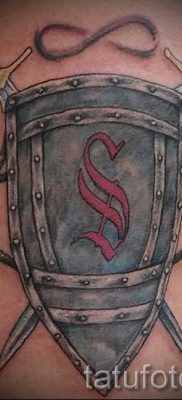 Fotó a hűvös kard és pajzs tetoválásról a pajzs és kard tetoválás történetéről szóló cikkhez