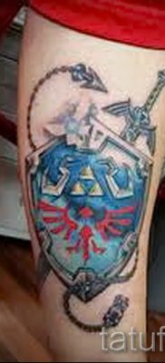 A pajzs és a kard érdekes tetoválásának ötlete a karddal ellátott pajzs tetoválásának jelentéséhez