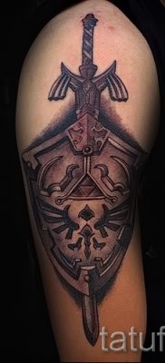 Fotó a menő tetoválások pajzsáról és kardjáról a karddal készült tetováláspajzs jelentéséről