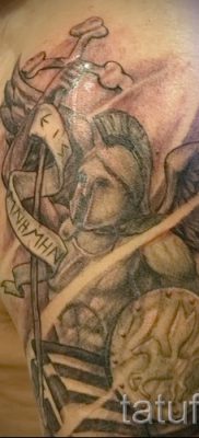 A pajzs és a kard érdekes tetoválásának változata egy cikkhez, amely a karddal ellátott pajzs tetoválásának értelmezéséről szól