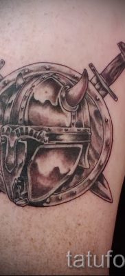 Hűvös tetováláspajzs és kard rajzolása a karddal készült tetováláspajzs történetéhez