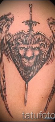 Hűvös tetováláspajzs és kard rajzolása a tetováláspajzs karddal történő értelmezéséről szóló publikációhoz