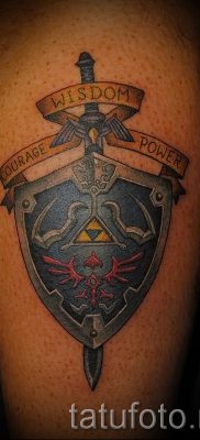Fénykép érdekes tetoválások pajzsáról és kardjáról a karddal készült tetoválópajzs jelentéséről
