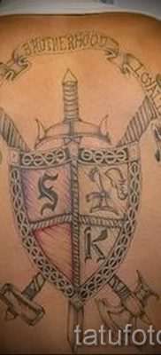 Fotó a sikeres pajzs- és kardtetoválásról a pajzs- és kardtetoválás jelentésével kapcsolatos anyagokhoz