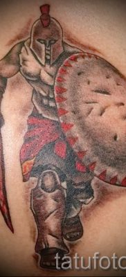 A pajzs és a kard menő tetoválásának ötlete az anyaghoz a tetováló pajzs karddal történő értelmezéséről