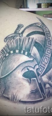 A pajzs és a kard sikeres tetoválásának változata közzétételre a karddal ellátott pajzs tetoválásának jelentéséről