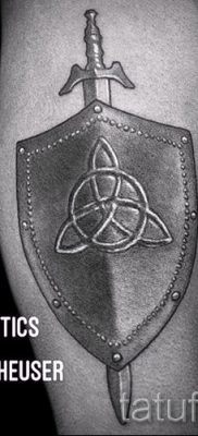 Fotó a hűvös pajzsról és kardtetoválásról a pajzs és kard tetoválás jelentéséről