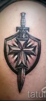 Fotó a pajzs és a kard sikeres tetoválásáról az anyaghoz a tetováló pajzs karddal történő értelmezéséről