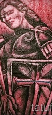 A pajzs és a kard érdekes tetoválásának változata az anyaghoz a karddal ellátott tetoválópajzs jelentéséről