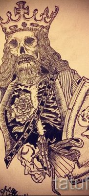 Fotó egy hűvös pajzsról és kardtetoválásról a pajzs kardtetoválással kapcsolatos értelmezéséről